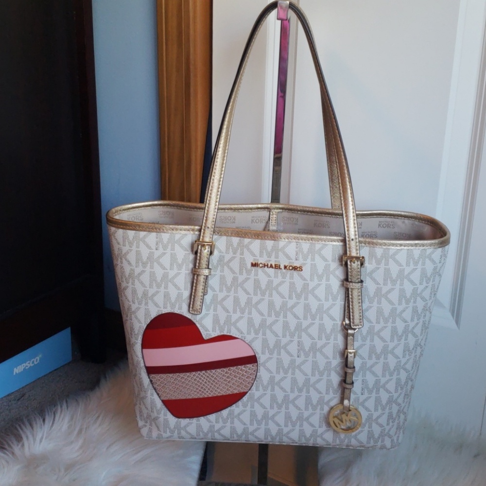 NWT!! Michael Kors Medium Heart Carryall Tote!!❤️